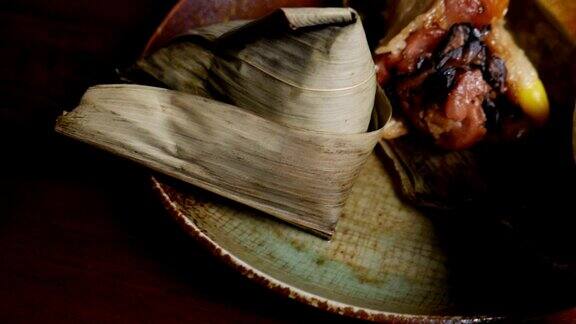 “粽子”或“bakang”“bacang”是由糯米制成的中国传统食物