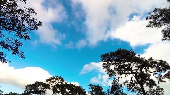云时间在蓝天中流逝