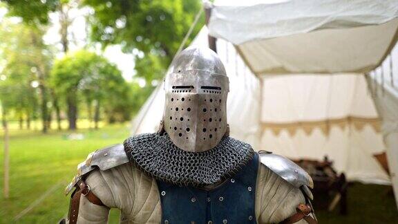 骑士穿着中世纪的盔甲