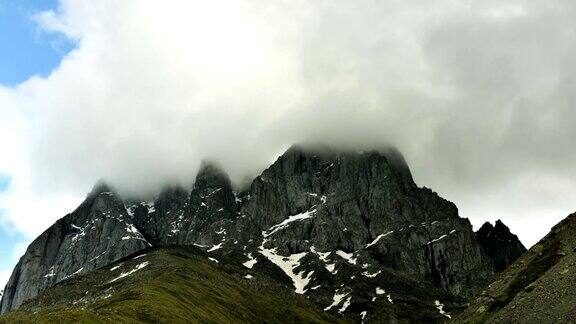 乔奇山脉上快速移动的云