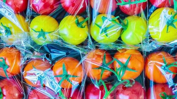 零售展示与新鲜的塑料包装的樱桃番茄