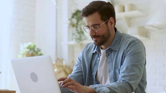 年轻的自由职业者使用笔记本电脑学习在家在线工作