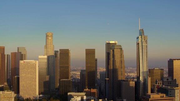 日落时分洛杉矶市中心的空中商务大楼