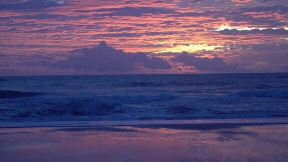 五彩缤纷的橙色和粉红色的日落在海上
