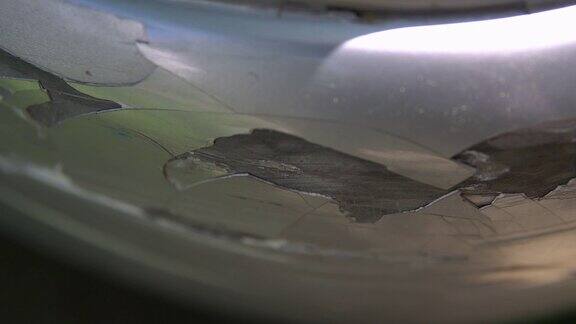 在车祸中损坏的汽车油漆划伤前保险杠金属车身凹陷