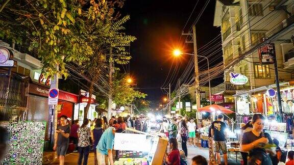 泰国清迈夜街市场上拥挤的人群