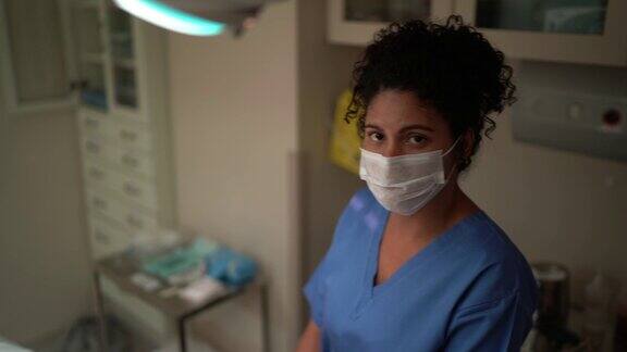 医院手术室戴口罩的女性医护人员肖像