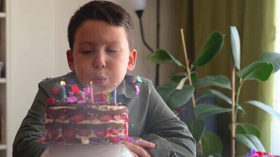 可爱的孩子用蛋糕和五彩纸屑做生日派对生日聚会和在家大庆祝