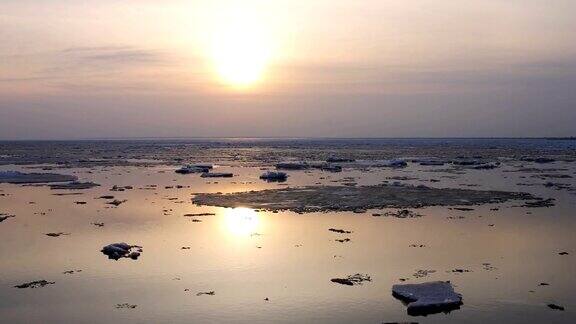 延时的日落河上浮冰春天冰浮在水面上