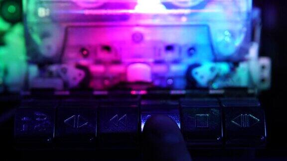 复古卡式磁带录音机手指按下播放和倒带按钮播放控制音频播放器