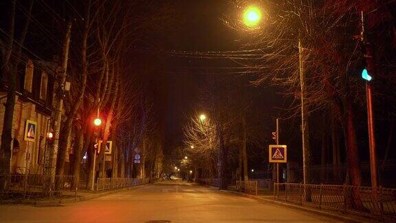 辛菲罗波尔夜晚空荡荡的街道行人过马路交通灯