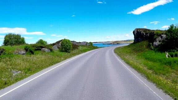 在挪威的一条路上驾驶汽车大西洋路或大西洋路(Atlanterhavsveien)被授予(挪威世纪建设)的称号