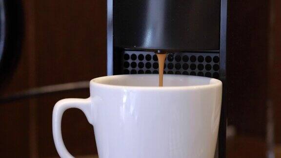 用咖啡机煮新鲜的咖啡
