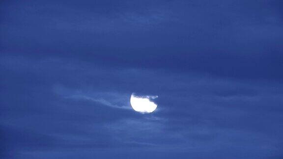 时间让月亮在蓝天中穿过云层