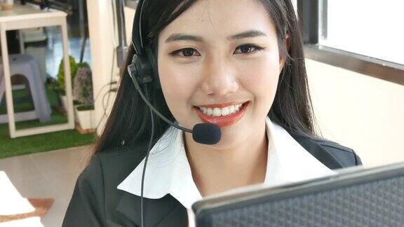 美丽的亚洲女性操作员微笑