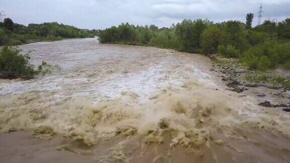春季暴雨期间洪水泛滥河水浑浊河面宽阔