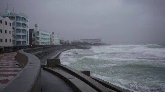 冲绳岛顺部海堤沿岸的狂风台风天气
