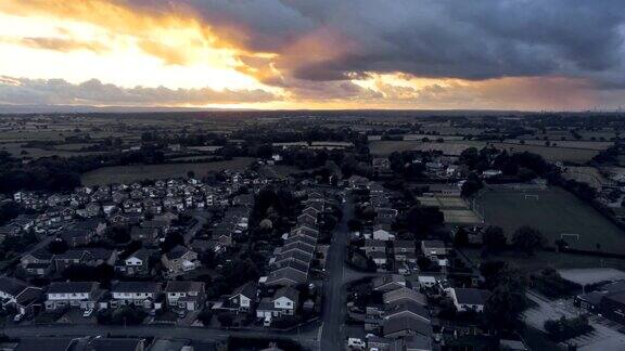 鸟瞰图上升移动令人惊叹的日落后面的住宅区小镇塔文在柴郡