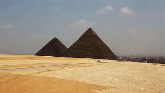 以开罗为背景的金字塔近似