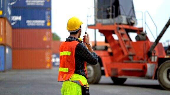 4K男工程师使用无线电用叉车移动集装箱在航运港口