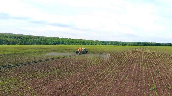 农机向绿色田野喷洒杀虫剂农业自然季节性春季作业拖拉机用喷雾器在田间喷洒