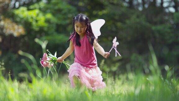 穿着仙女公主服装的女孩在草地上奔跑