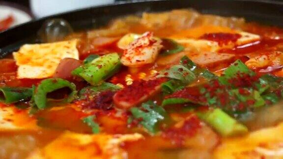 泡菜汤或泡菜汤韩国流行的食谱用热板煮