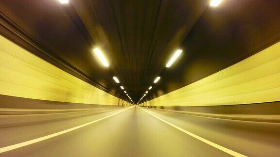 快速城市驾驶夜间公路隧道POV