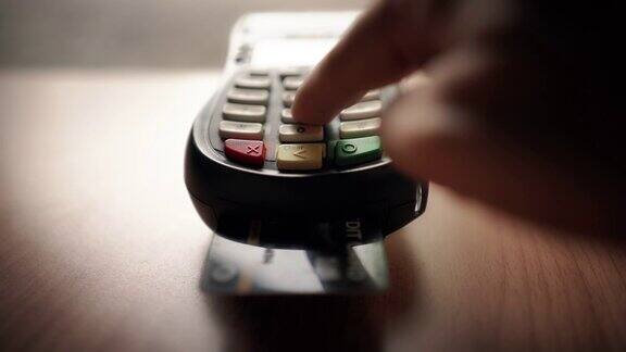 业务手插入信用卡读卡器