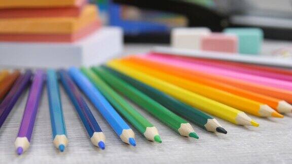 彩色铅笔橡皮和纸