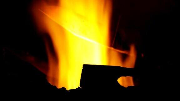 铁匠在火上拿着灼热的刀