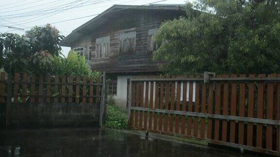 雨落在屋顶上热带夏雨