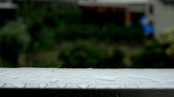 雨点落在窗框上