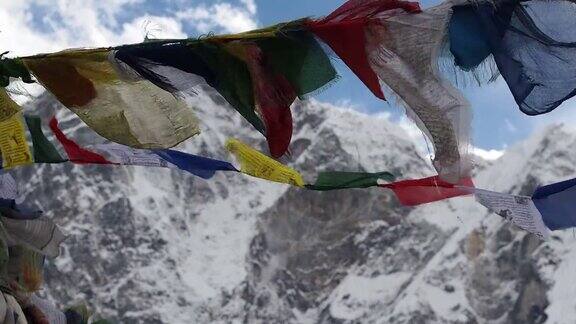 以喜马拉雅山脉为背景在风中飘扬的经幡