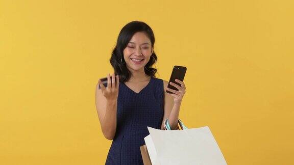 亚洲女人用手机在网上购物