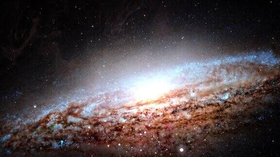 通过外太空向发光的银河系进行无缝循环星系探索4K循环动画飞越发光的星云云和恒星场太空旅行NGC2683