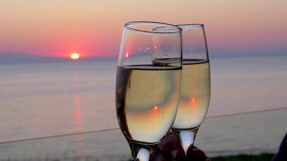 在希腊比雷埃夫斯的夕阳下碰杯香槟