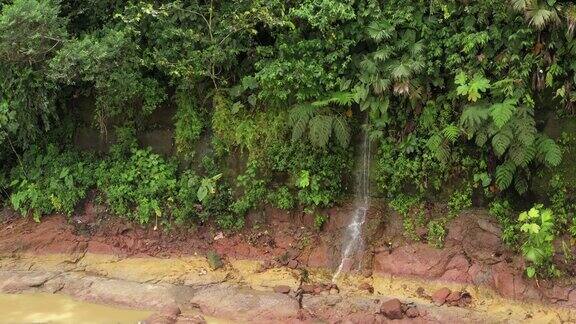 在南美热带雨林的一个小瀑布缓慢转弯