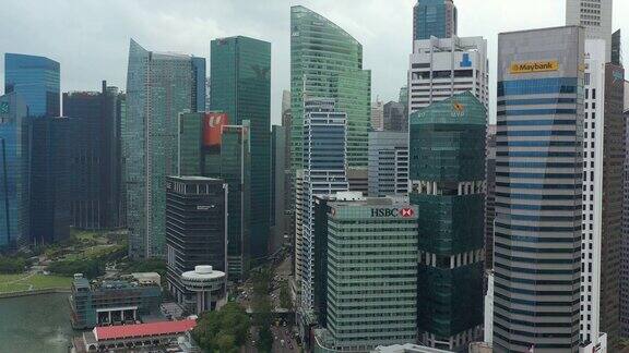 飞行在新加坡城市白天的市中心海湾的空中全景4k