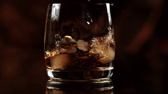 SLOMO向威士忌中加入冰块