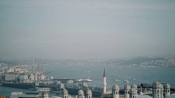 从Suleymaniye清真寺看到的伊斯坦布尔多云的加拉塔和博斯普鲁斯