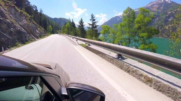 汽车POV:在奥地利的阿钦湖边行驶