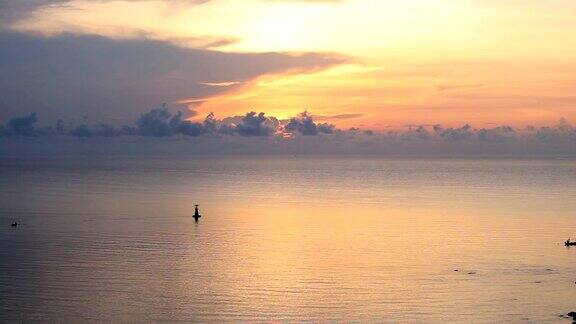 鸟瞰图剪影场景日出热带海和灯塔在华欣泰国湾