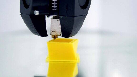 3d打印技术3D打印机上的塑料丝打印特写镜头