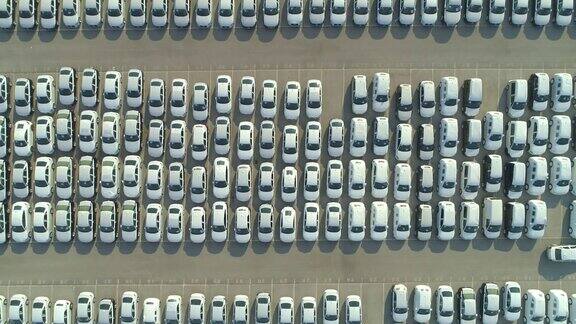 空中自顶向下:工业港停车场等待销售的新车