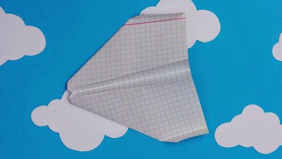 纸飞机带着云朵飞过天空起飞定格动画4k