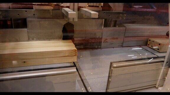 现代机床切割木梁工业室内家具厂家具生产特写
