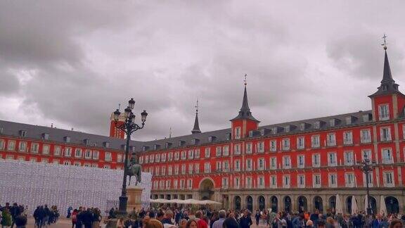 西班牙马德里新冠疫情期间的市长广场和游客