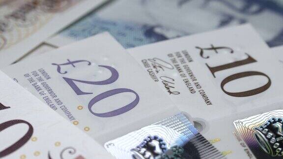 多莉拍摄了不同的英国银行纸币