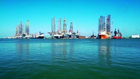 加尔维斯顿湾的石油钻井平台和顶起驳船